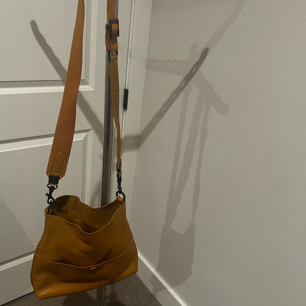 Callista Slim Messenger